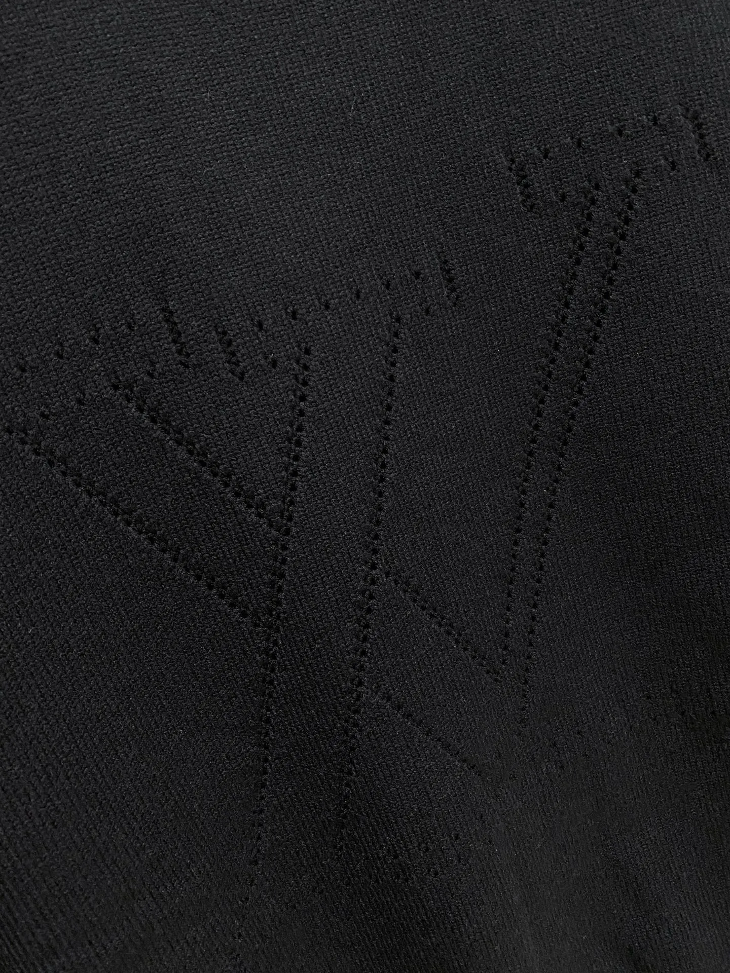 🅿️440 LV crew neck sweater, made of wool blended yarn, has good warmth retention, fluffy and soft, doubles skin care, giving you a lightweight wearing experience. High-quality natural fibers ensure high-quality life. The whole piece adopts solid color single-sided craftsmanship, leaving loose space when fit, solid color plain weave, neat texture, solid color design, durable and high-end. The workmanship is meticulous, fashionable and versatile. The reverse shoulder design is simple and comfortable. At the same time, it uses counter stitching to highlight the quality in the details, making the temperament more low-key, restrained, calm and stylish, and better showing the clean and tidy side of successful men. The collar, cuffs, and hem are made of dense rib weaving, which is tight and elastic, not easy to deform, and highlights the details and texture. Whether worn alone or layered, it can not only give you a warm feeling, but also give you a sophisticated sense of fashion.      Size: M-XXXL